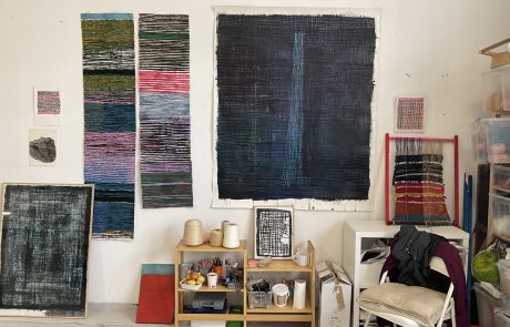 vue de l'atelier de sanaa mejjadi, visual atist marocaine, francaise à montpellier et casablanca, peintures sur papier et tissus .